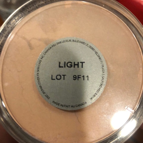 Cover FX Illuminating Setting Powder - Picture 4 of 4